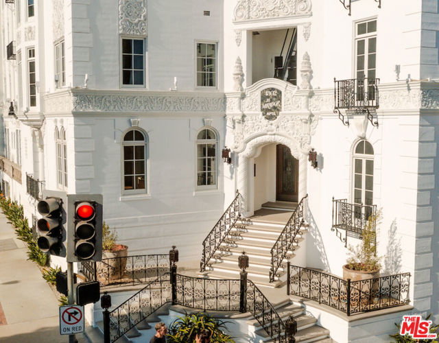 1302 Sweetzer Avenue, West Hollywood CA: https://media.crmls.org/mediaz/0d2713fc-03ff-4c19-92b5-9a0cbc477d78.jpg