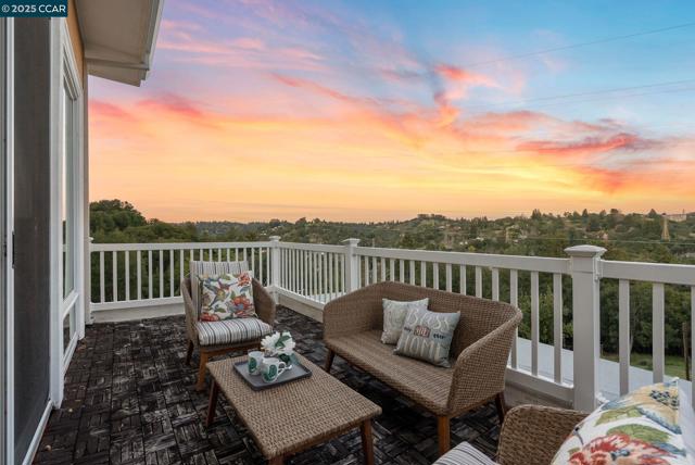 102 Barbara Rd, Orinda CA: https://media.crmls.org/mediaz/0d273d77-25dd-414a-b7dc-75a82a3ef807.jpg