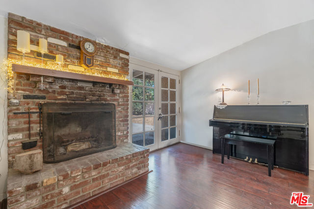 17503 Runnymede Street, Lake Balboa CA: https://media.crmls.org/mediaz/0d27aa61-85fa-42d7-a0e8-c615e5ef58aa.jpg