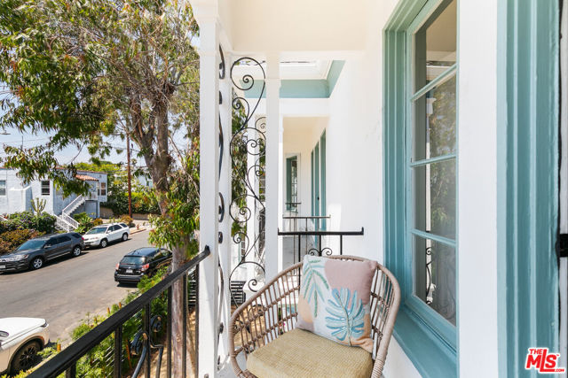 515 1/2 Rose Avenue, Venice CA: https://media.crmls.org/mediaz/0d28403e-483c-4968-b57c-d754121c64a2.jpg