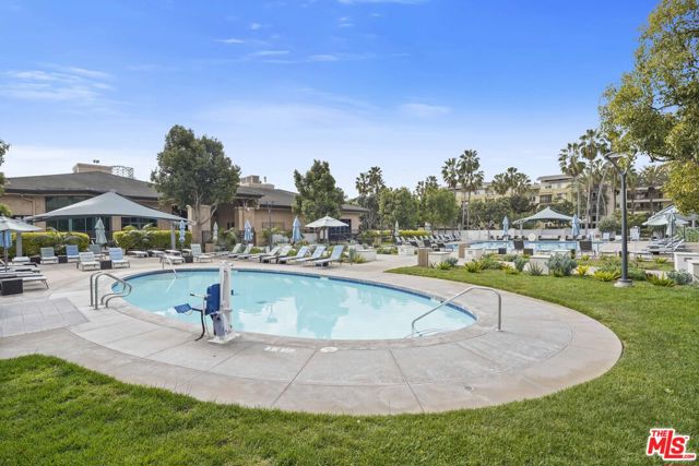 7100 Playa Vista Drive, Playa Vista CA: https://media.crmls.org/mediaz/0d289d72-f6cd-48e2-8ae4-a4b82aee680e.jpg