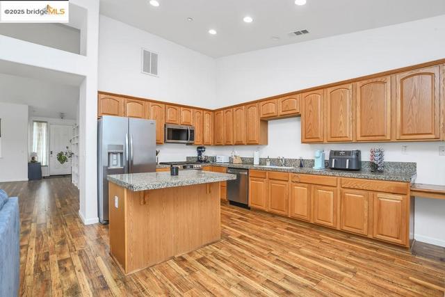 562 Douglas Drive, Brentwood CA: https://media.crmls.org/mediaz/0d29b2de-6b7f-4360-bb7f-02ec0317f910.jpg