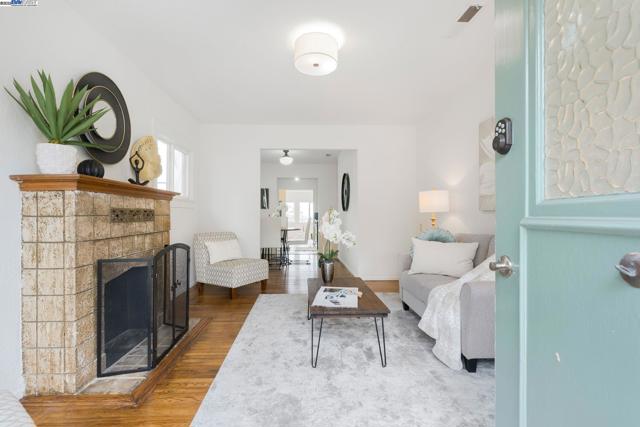 812 Washington Ave, Albany CA: https://media.crmls.org/mediaz/0d29b79d-478b-4302-8fe8-7b9f503586bb.jpg