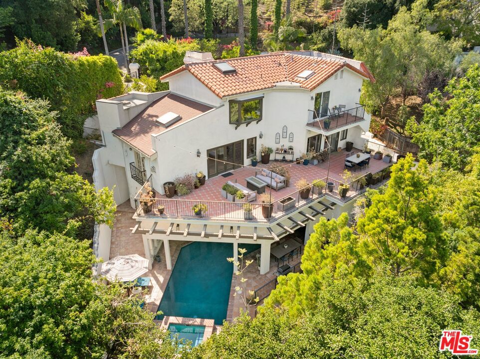 2216 E Live Oak Drive