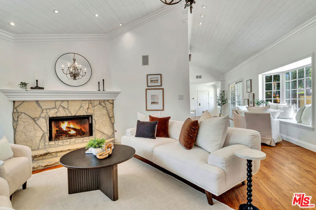 6001 Oakdale Avenue, Woodland Hills CA: https://media.crmls.org/mediaz/0d2be4cb-2403-489a-a406-5e2560d59689.jpg