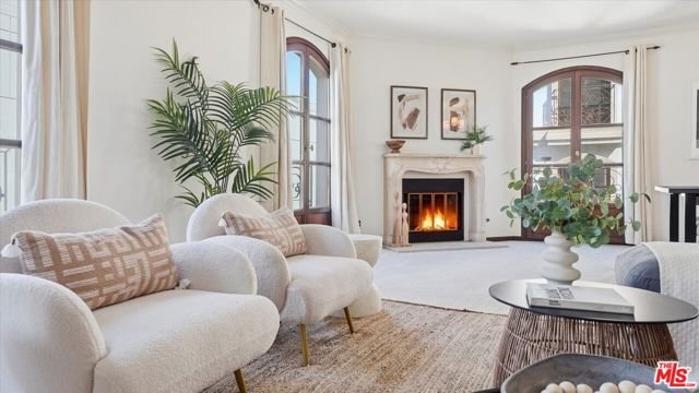 9249 Burton Way, Beverly Hills CA: https://media.crmls.org/mediaz/0d2d0713-cd5f-40ae-8eff-6f6f8c3c1d51.jpg