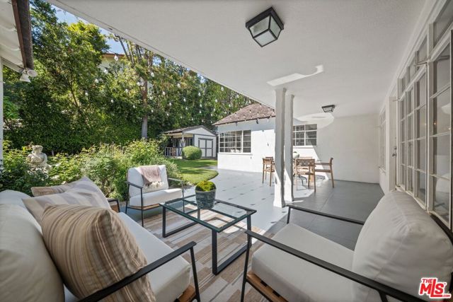 2107 Coldwater Canyon Drive, Beverly Hills CA: https://media.crmls.org/mediaz/0d2d2fbe-fab7-4d51-ba42-42040de4e274.jpg