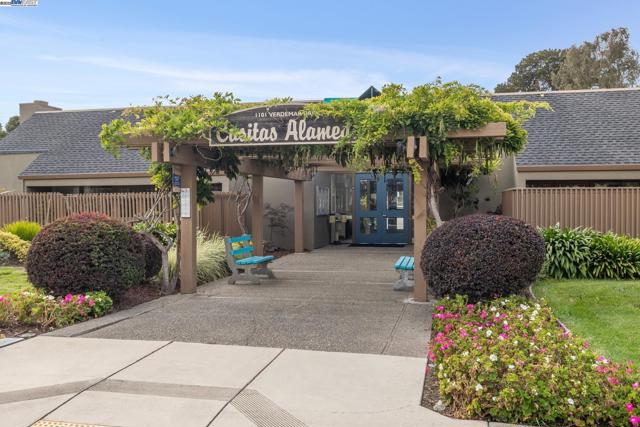 3109 La Campania, Alameda CA: https://media.crmls.org/mediaz/0d2d5116-5314-44de-ad39-aa32e0d4e4ac.jpg