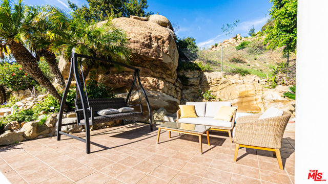 7449 Studio Road, Canoga Park CA: https://media.crmls.org/mediaz/0d2dbb05-948d-4c27-957d-70bdcb47cdb9.jpg