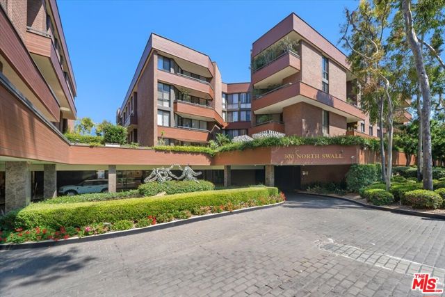 300 N Swall Drive, Beverly Hills CA: https://media.crmls.org/mediaz/0d2dd306-dec1-4233-a7e7-ee160cae6222.jpg