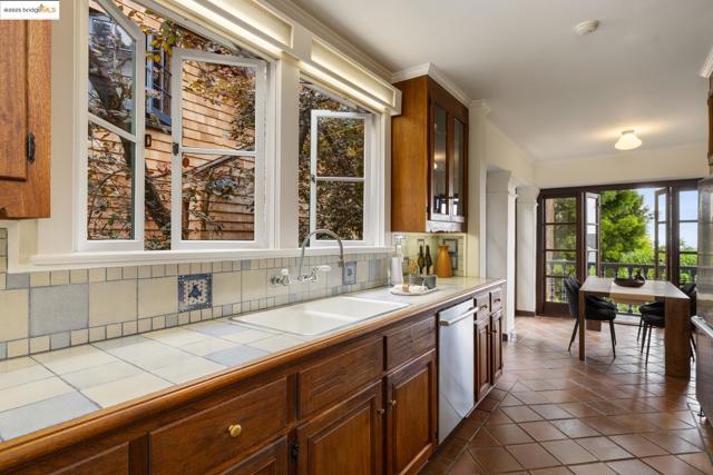 2583 Buena Vista Way, Berkeley CA: https://media.crmls.org/mediaz/0d2e8a7a-b1a9-4b2a-aa1d-273d67ec20db.jpg