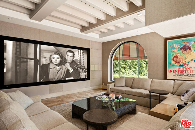4009 Valley Meadow Road, Encino CA: https://media.crmls.org/mediaz/0d2ebb67-93e1-4343-ba45-f106a5c19cb4.jpg