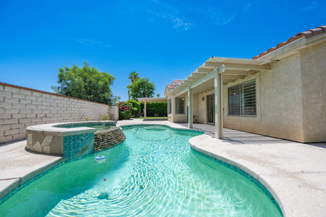 44950 Calle Santa Barbara, La Quinta CA: https://media.crmls.org/mediaz/0d3001b2-8eda-4241-9c91-1d9388cedb24.jpg