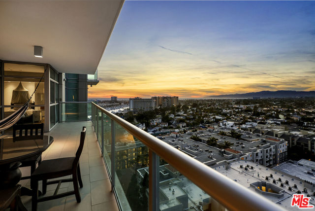 13700 Marina Pointe Drive, Marina del Rey CA: https://media.crmls.org/mediaz/0d301aca-a60c-4571-8776-333588fb72bc.jpg