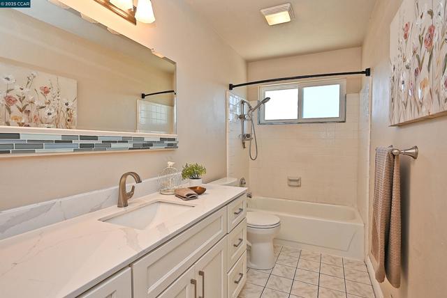 5091 Saint Celestine Ct, Concord CA: https://media.crmls.org/mediaz/0d304700-1228-4543-a01e-32de7c652fdb.jpg