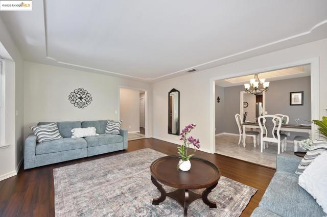 3196 Sudbury RD, Cameron Park CA: https://media.crmls.org/mediaz/0d314f23-d65c-4103-b0c8-58d2aebe6f34.jpg