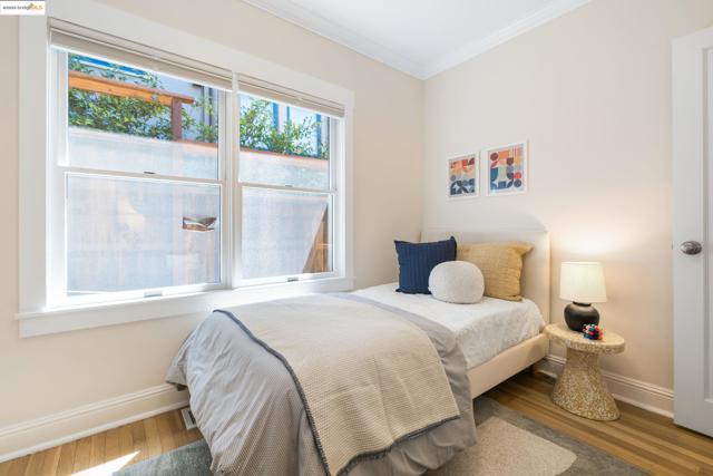 6314 Broadway Ter, Oakland CA: https://media.crmls.org/mediaz/0d31e072-c192-4da1-9c69-8259297d2e89.jpg