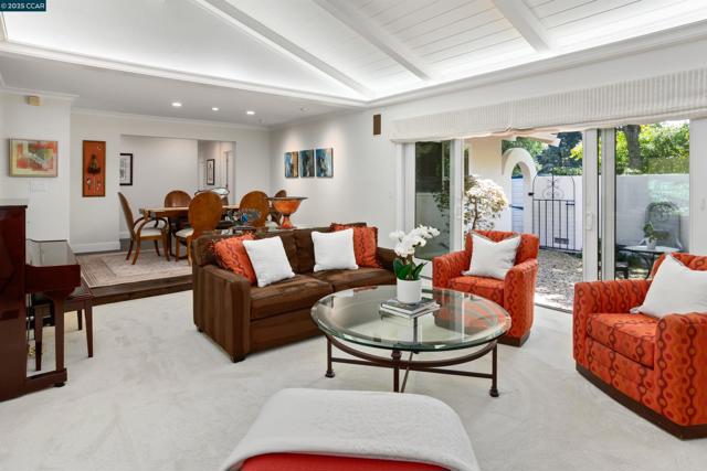 2142 Deer Oak Way, Danville CA: https://media.crmls.org/mediaz/0d31ebe4-dcd9-463d-a0fe-b3c5d19a319f.jpg