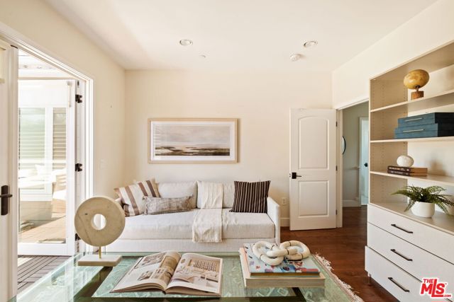 2468 Wellesley Avenue, Los Angeles CA: https://media.crmls.org/mediaz/0d32d945-7468-41dd-8b44-630a57a36495.jpg