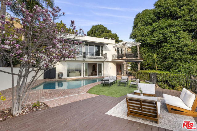 8828 Thrasher Avenue, Los Angeles CA: https://media.crmls.org/mediaz/0d33aa1c-f32d-4959-b3d0-23aa6186acee.jpg