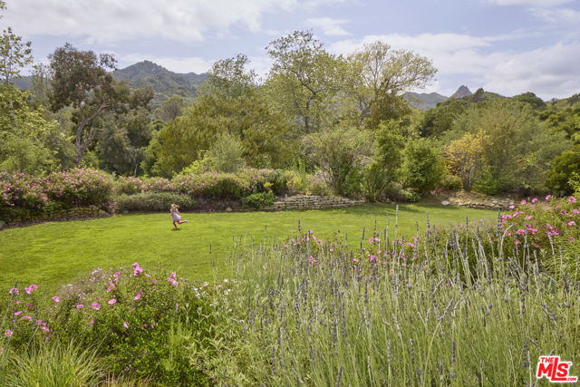 901 Crater Camp Drive, Calabasas CA: https://media.crmls.org/mediaz/0d33ac13-99d0-4a3a-af3f-f5cdd93ce042.jpg
