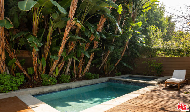 926 N Crescent Heights Boulevard, Los Angeles CA: https://media.crmls.org/mediaz/0d33e434-ccdf-447d-a7a5-e411491f615f.jpg