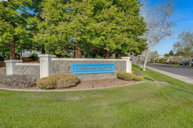 631 Splitrail Ct, Livermore CA: https://media.crmls.org/mediaz/0d343fea-2b59-4b8a-807b-ef97d5e6de37.jpg