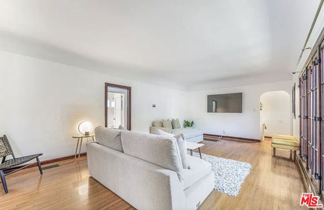 5112 Edgewood Place, Los Angeles CA: https://media.crmls.org/mediaz/0d349288-30a5-4cb3-96a4-fbb81beaced5.jpg