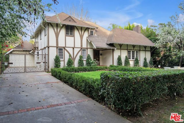 618 N Rodeo Drive, Beverly Hills CA: https://media.crmls.org/mediaz/0d3514ff-6a41-4ba3-93df-72d3a2e4cdcf.jpg