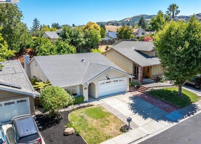 2485 Talavera Dr, San Ramon CA: https://media.crmls.org/mediaz/0d357a13-0c4a-4760-9614-613d9af67969.jpg