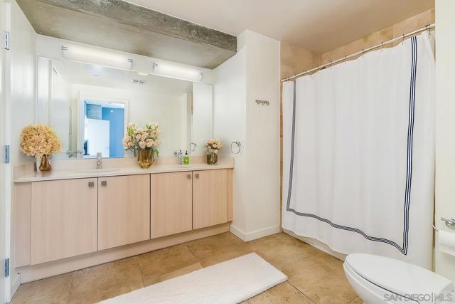 800 The Mark Ln, San Diego CA: https://media.crmls.org/mediaz/0d35c0e5-05a1-4c9d-80fa-cca74fe32065.jpg