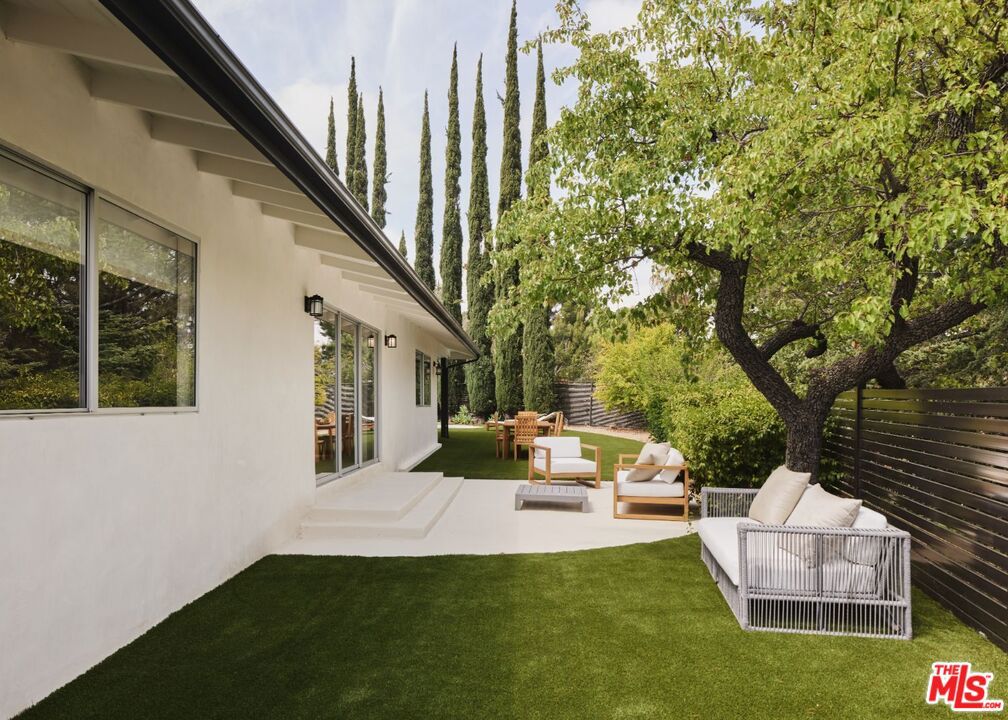 15674 Royal Ridge RoadSherman Oaks img 2