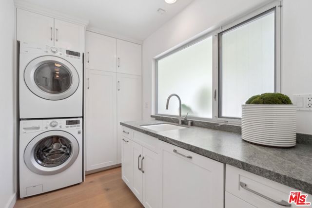 1726 Stone Canyon Road, Los Angeles CA: https://media.crmls.org/mediaz/0d35ece2-928d-4e55-9098-42d824d5806b.jpg