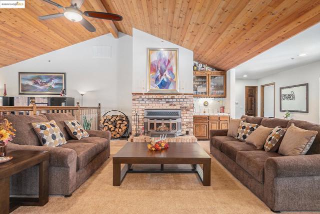 3622 Delancey Ln, Concord CA: https://media.crmls.org/mediaz/0d364efb-cc43-49a3-8333-4e585454ba3e.jpg