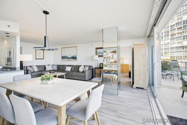 1820 Avenida Del Mundo, Coronado CA: https://media.crmls.org/mediaz/0d36b9bf-21af-498b-b2d3-b915a87d3c6c.jpg