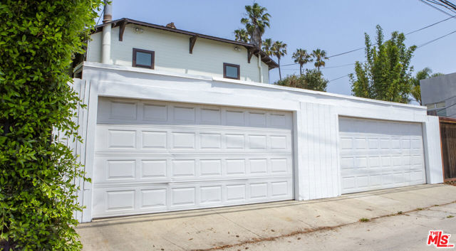 654 Broadway Street photo 38