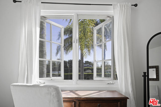 6855 Dume Drive, Malibu CA: https://media.crmls.org/mediaz/0d3805ac-cc40-43dc-af1a-0546a92375f2.jpg