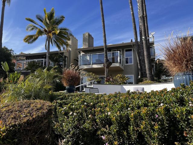 4587 Cove Drive, Carlsbad CA: https://media.crmls.org/mediaz/0d3c6002-18cf-4a9e-8365-d64bf0cb95e2.jpg