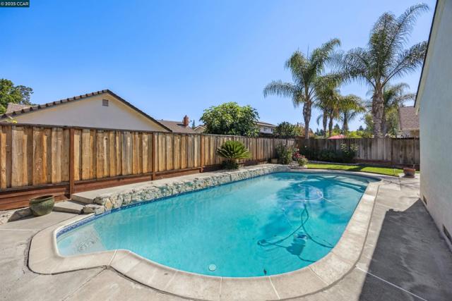 4697 Canary Dr, Pleasanton CA: https://media.crmls.org/mediaz/0d3cd889-93ed-4fc3-8bd2-7a3dce8d0a88.jpg