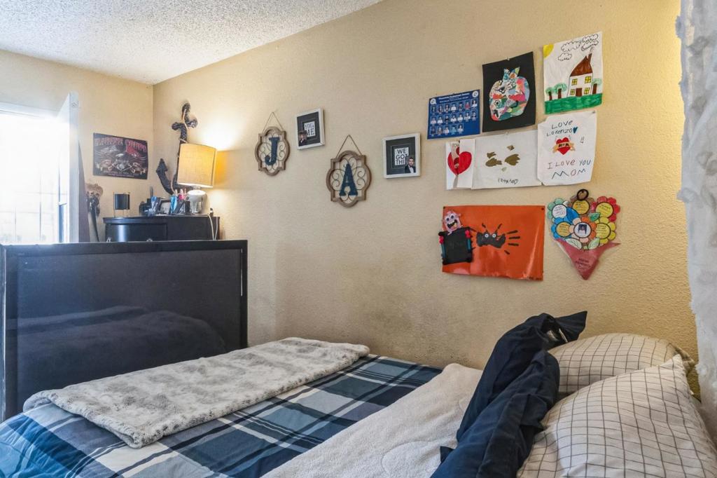 https://media.crmls.org/mediaz/0d3d28a6-0562-4f9b-b54e-5f380bdb67ce.jpg?preset=X-Large