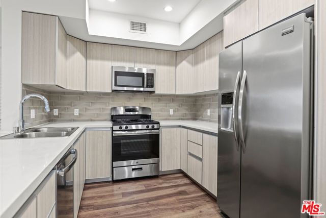 129 Kings, Los Angeles CA: https://media.crmls.org/mediaz/0d3e4894-bebc-4e55-b295-ccb577ebd18e.jpg