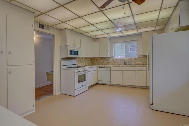 1161 W Westmont Ave, Hemet CA: https://media.crmls.org/mediaz/0d3e8bea-c290-43c9-aa57-aedccb03f1f8.jpg