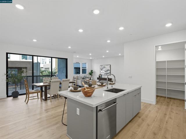 44862 S Grimmer Blvd, Fremont CA: https://media.crmls.org/mediaz/0d414840-3895-4f75-b5e1-8954190910f8.jpg