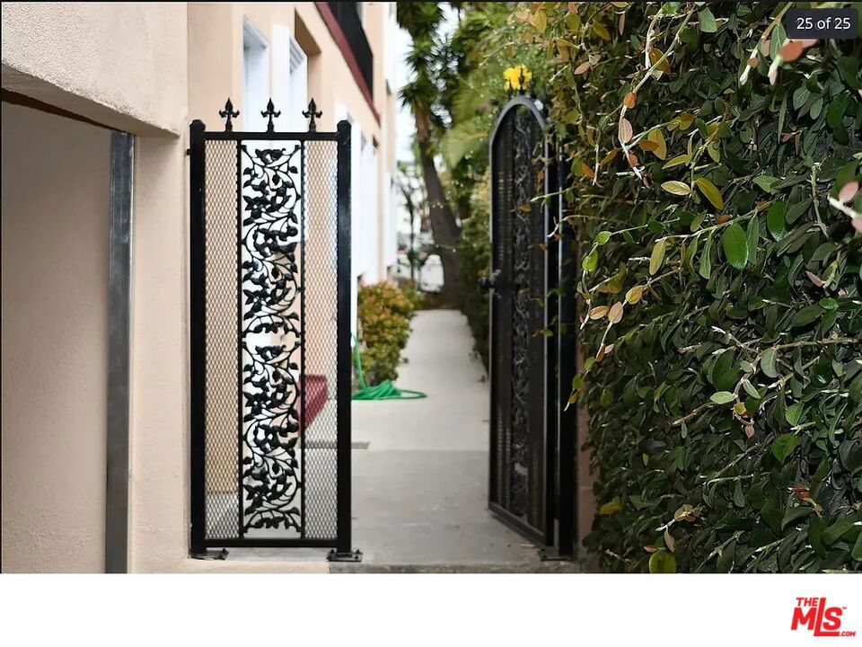 https://media.crmls.org/mediaz/0d418521-cb09-40e9-9f91-e1f8b33e64c9.jpg?preset=X-Large