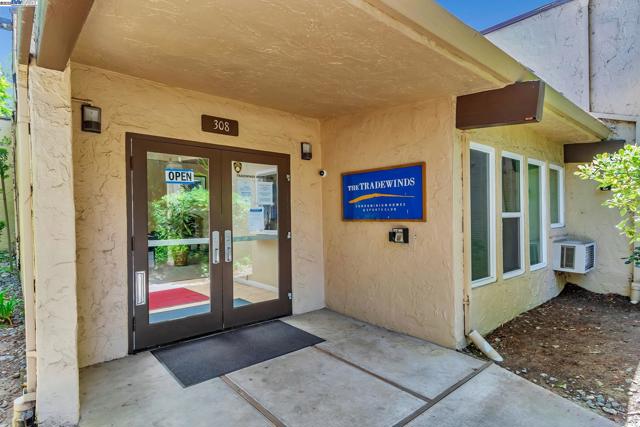 291 Tradewinds Dr, San Jose CA: https://media.crmls.org/mediaz/0d435b3e-01c7-454d-8d35-865b5487e97c.jpg