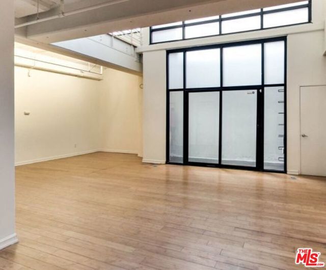 330 W 11th Street, Los Angeles CA: https://media.crmls.org/mediaz/0d443d3c-c2dd-4ca8-8468-676c2ff714bd.jpg
