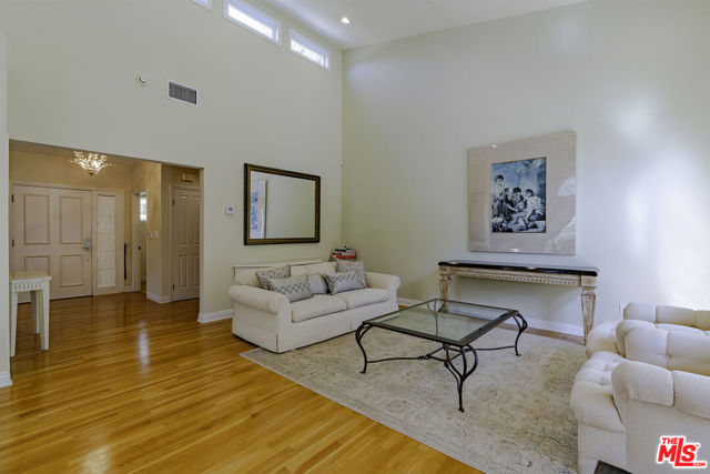 2250 Betty Lane, Beverly Hills CA: https://media.crmls.org/mediaz/0d446226-2bf6-4b36-ba59-3a6dfb734dbd.jpg