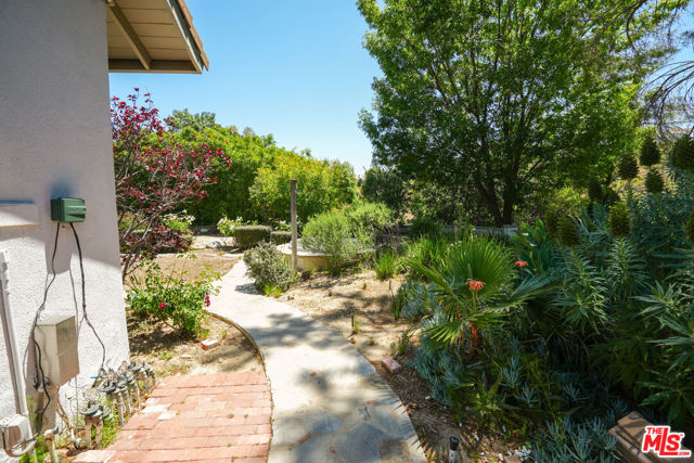 19616 Pine Valley Avenue, Porter Ranch CA: https://media.crmls.org/mediaz/0d44b482-a190-4b33-ac5c-bc383204bd4e.jpg