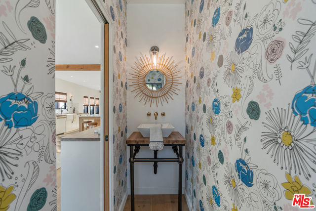 1280 S Sycamore Avenue, Los Angeles CA: https://media.crmls.org/mediaz/0d452ffa-4f85-472a-b0de-64c391cb4fa7.jpg