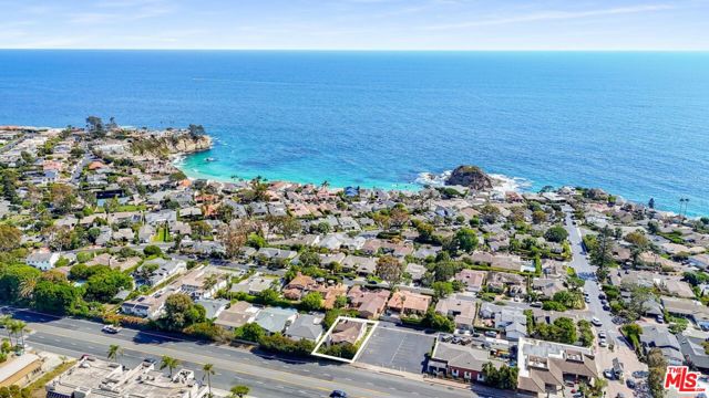 11 S Callecita, Laguna Beach CA: https://media.crmls.org/mediaz/0d459837-1414-4c86-8fa4-a006d36e81dd.jpg